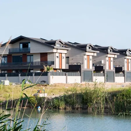 Seven Luxury Vilă *